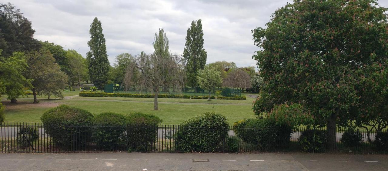 Вилла Jewel Of Barking London Экстерьер фото